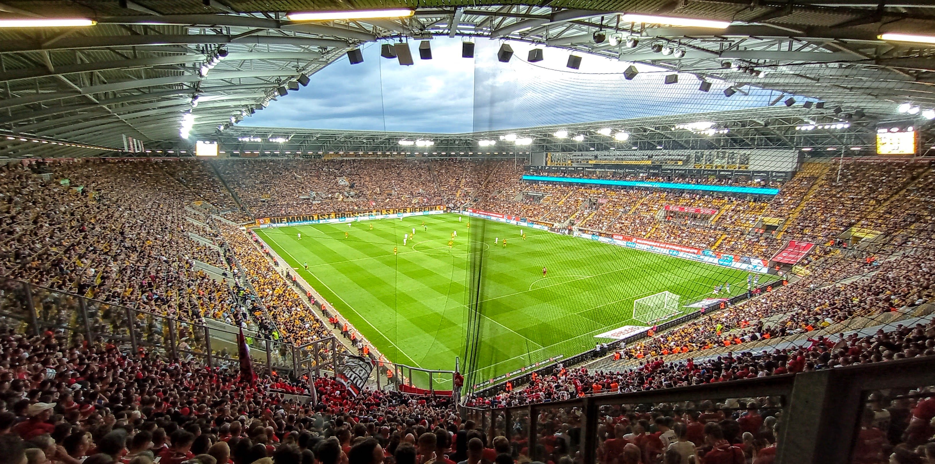 Rudolf-Harbig-Stadion: SG Dynamo Dresden – FC Energie Cottbus