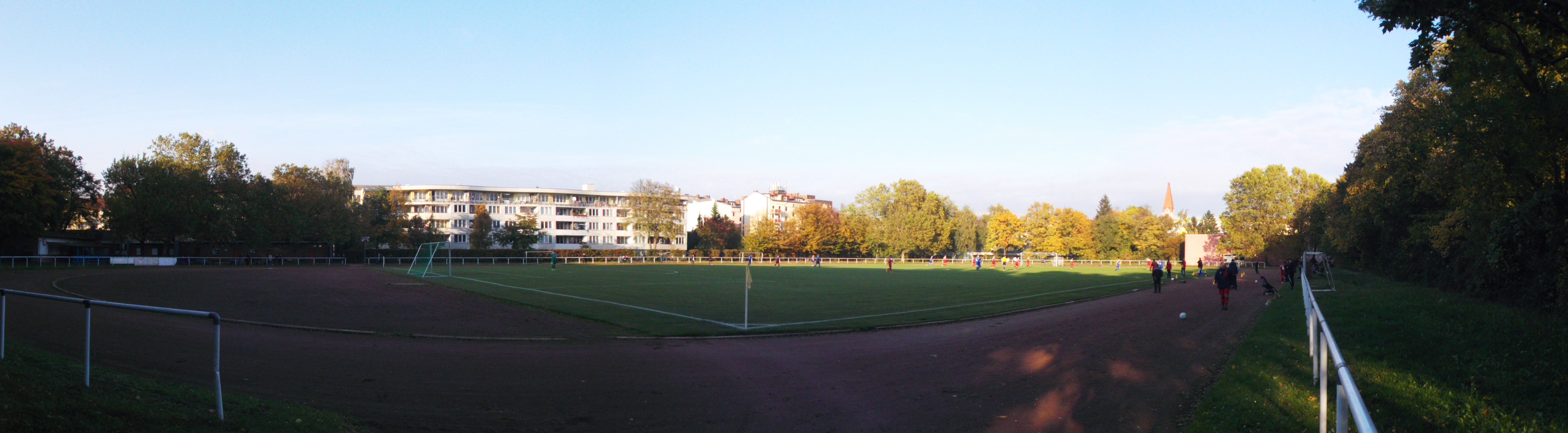 Silbersteinsportplatz: Neuköllner SF Gropiusstadt – SV Stern Britz 1889 II