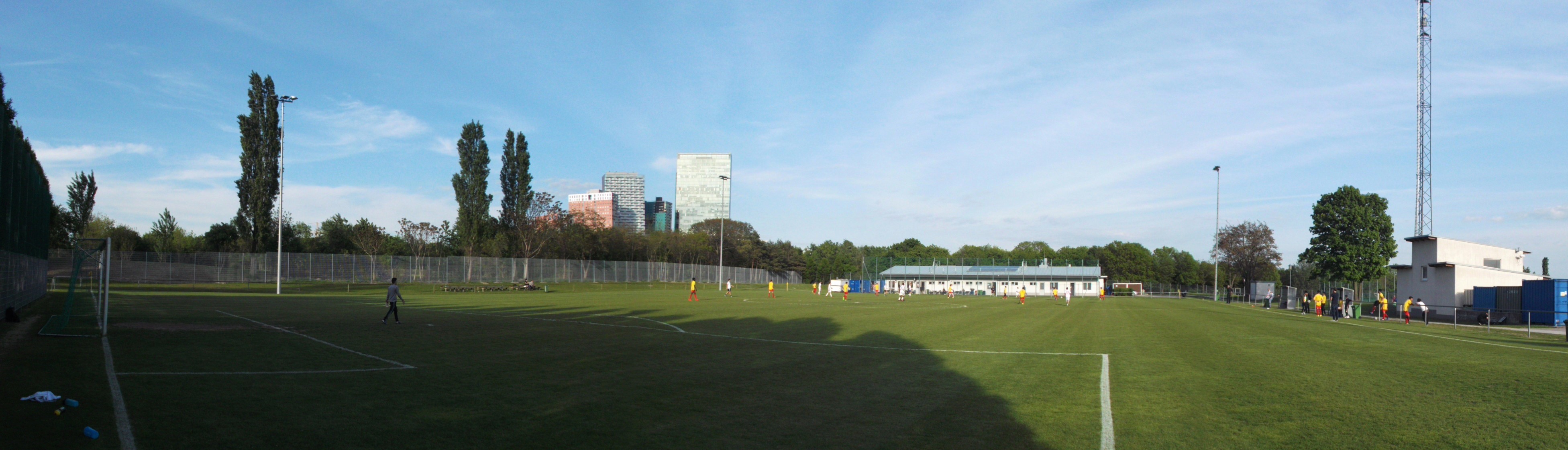 Sportplatz Eibesbrunnergasse: Österreichisches Autorenfußballteam – Kicken ohne Grenzen (Team Favoriten)