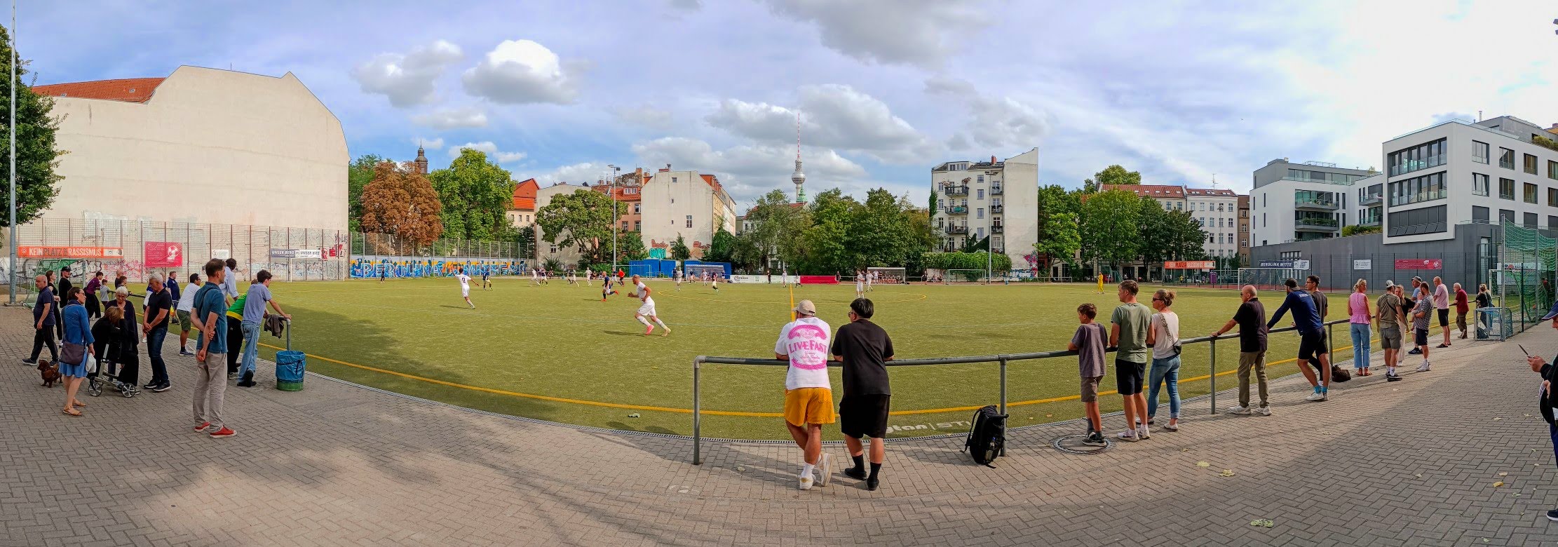Sportplatz Kleine Hamburger Straße: SV Blau-Weiß Berolina Mitte II – TSV Lichtenberg