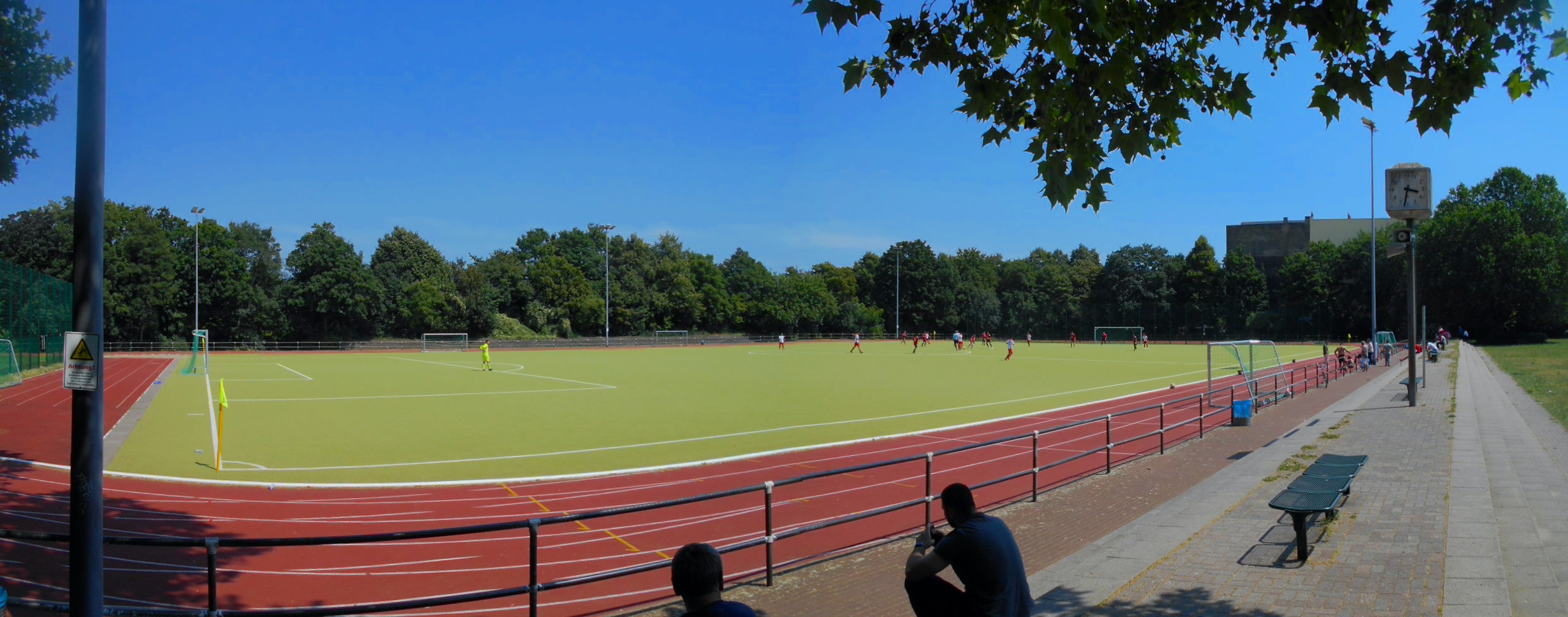Sportplatz Maybachufer: Neuköllner FC Rot-Weiß – FC Liria Berlin
