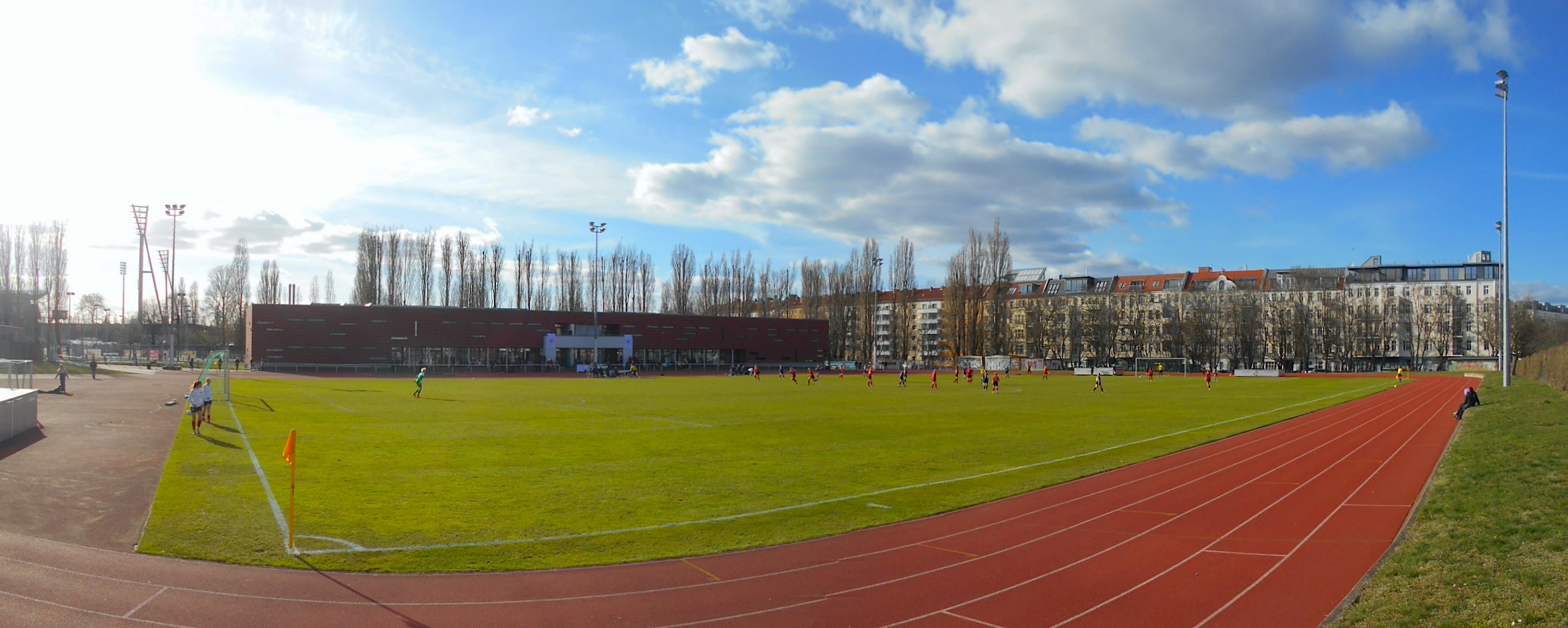 Kleines Stadion im F.-L.-Jahn-Sportpark: SV Blau-Weiß Berolina Mitte – 1. FFC Turbine Potsdam II